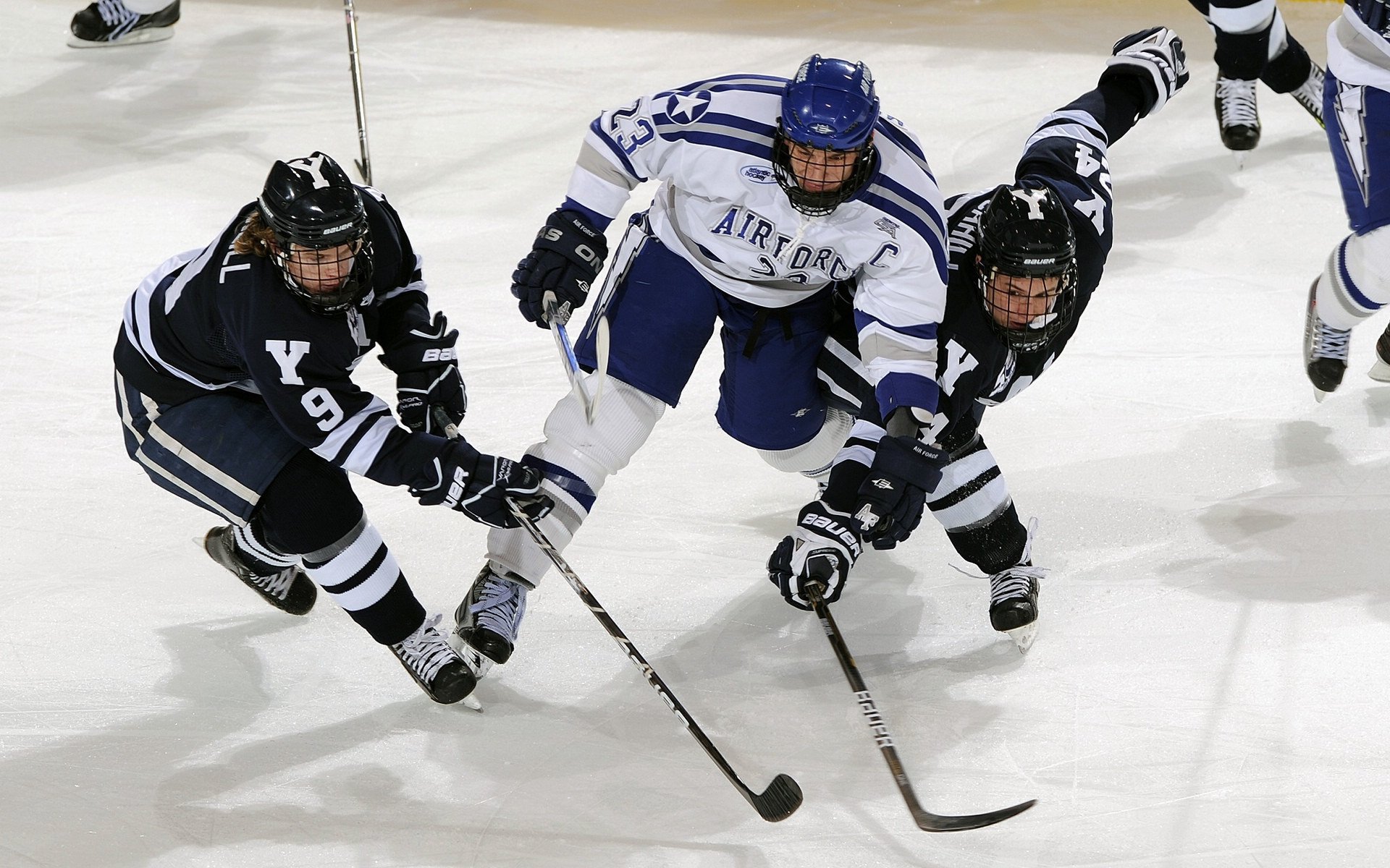 东契奇三分线外连续命中带动独行侠反超，东契奇三分造犯规