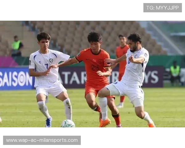 上海海港杨希贴地斜传，肋部插上形成绝佳机会